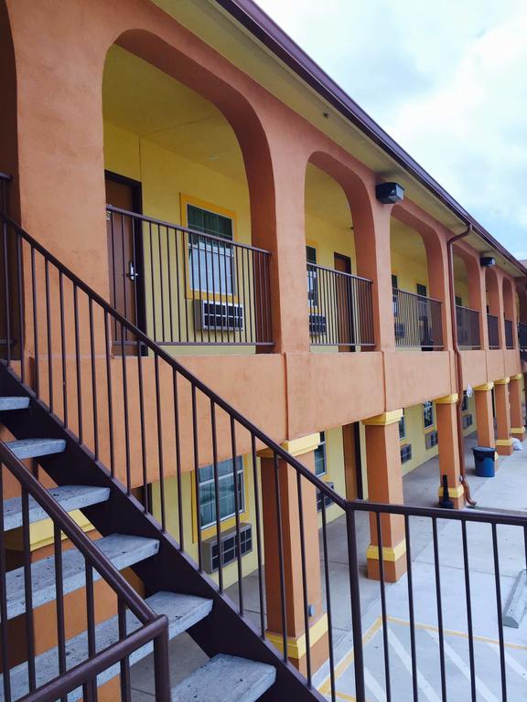 Texan Inn And Suites Tilden Екстериор снимка