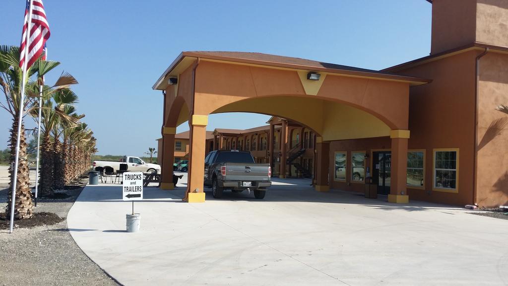 Texan Inn And Suites Tilden Екстериор снимка