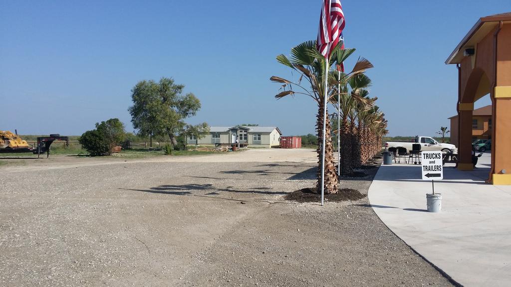 Texan Inn And Suites Tilden Екстериор снимка